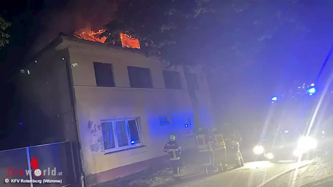 D: Zwei Drehleitern bei Wohnhaus-Dachstuhlbrand in Rotenburg eingesetzt