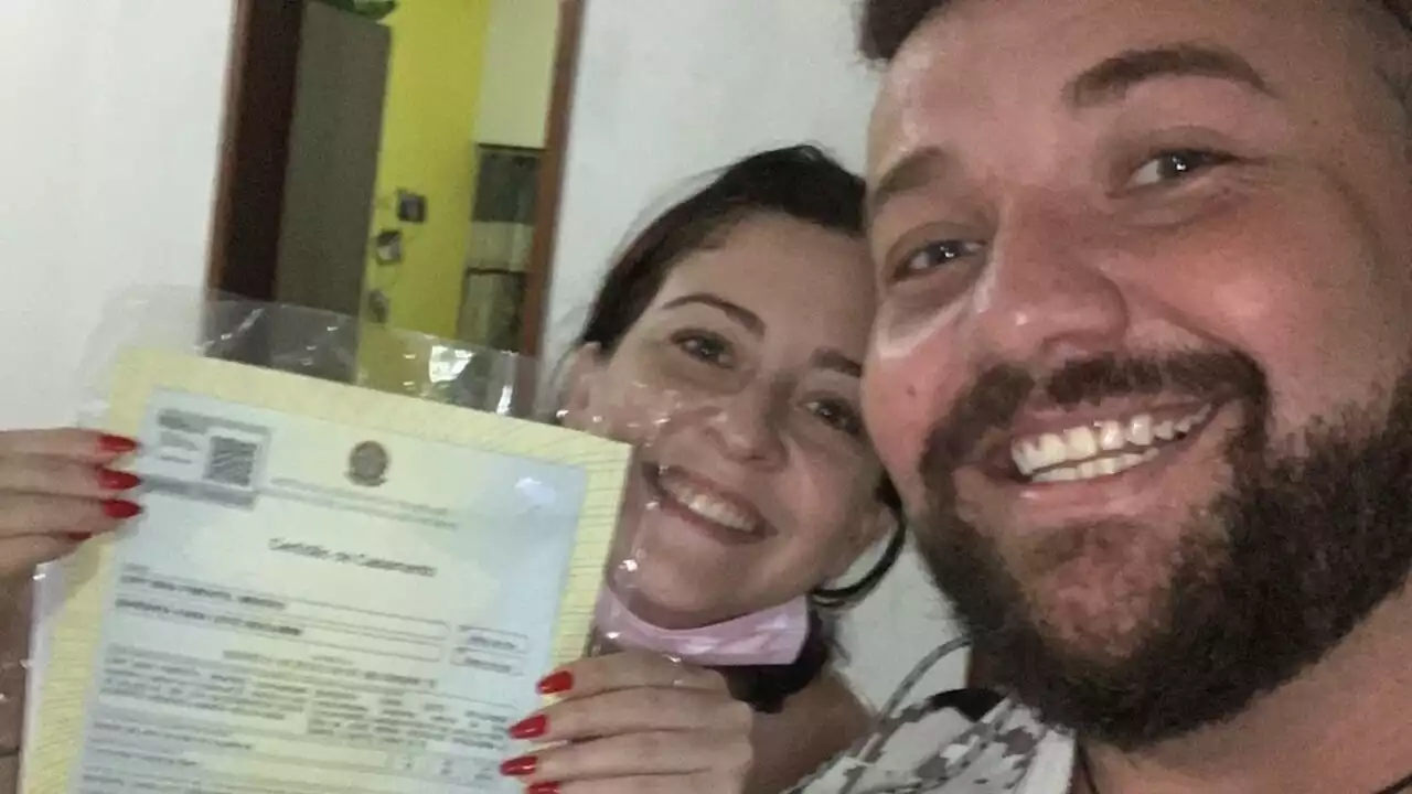 Ex-casal que viralizou ao celebrar divórcio mantém amizade: 'Ele vem aqui todo dia'