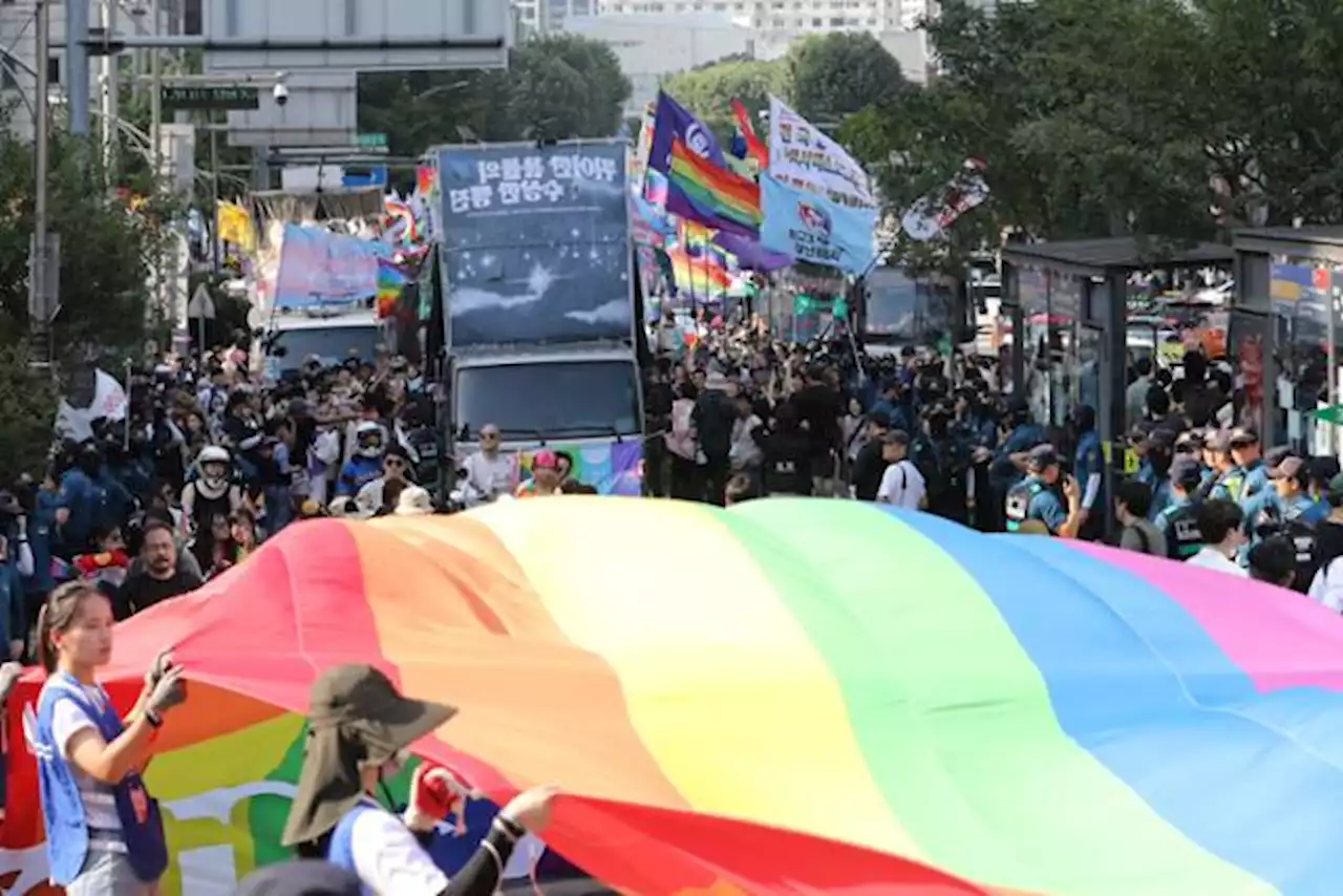 '더워도, 도로 위여도 괜찮아” 무지개로 가득 찬 퀴어축제