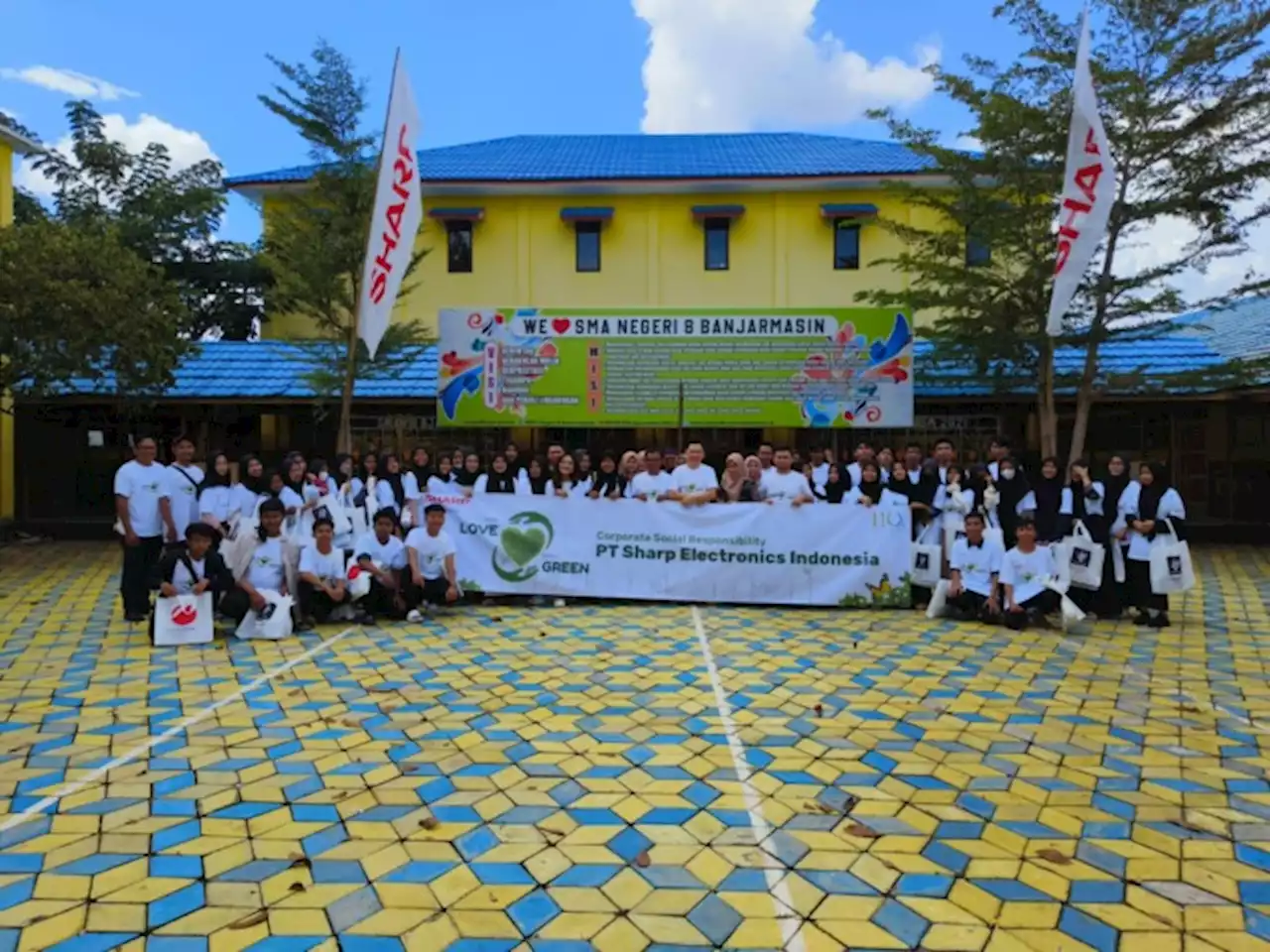 Sharp Edukasi Siswa SMA 8 Daur Ulang Sampah