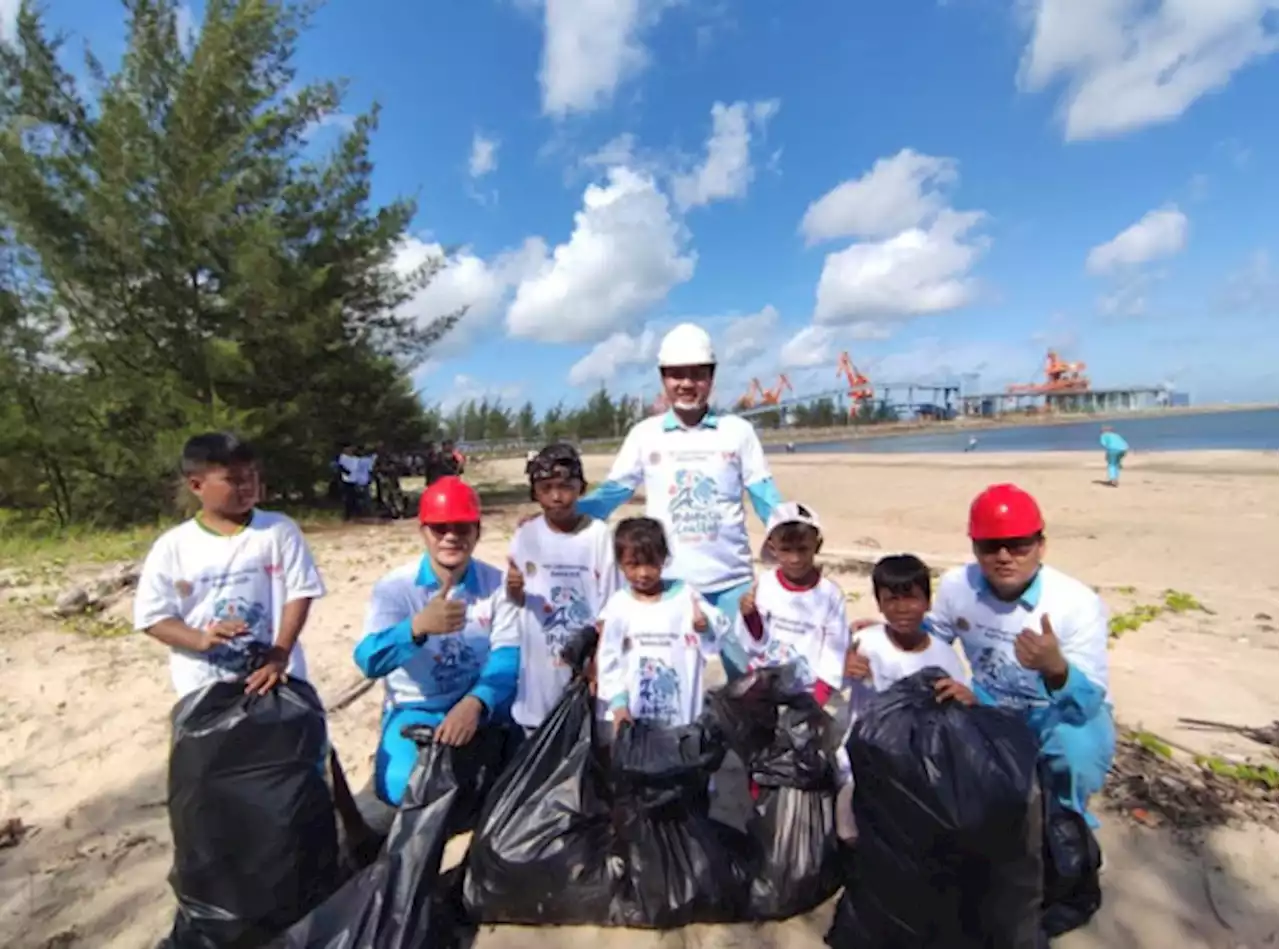 WHW dan Warga Bersihkan Sampah di Pantai Kendawangan