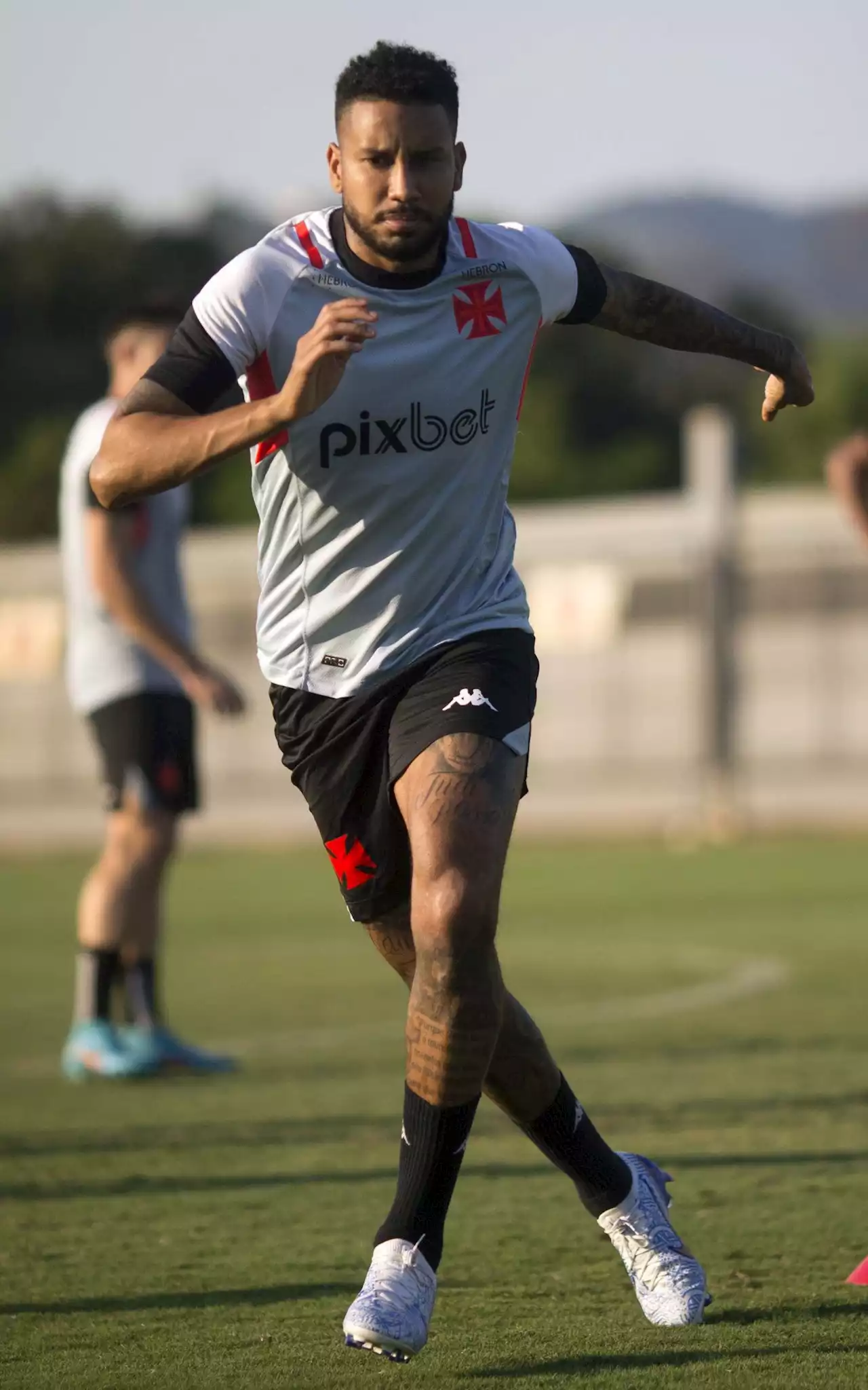 Jair não se recupera de dores no joelho, e será desfalque para o Vasco contra o Botafogo | Vasco | O Dia