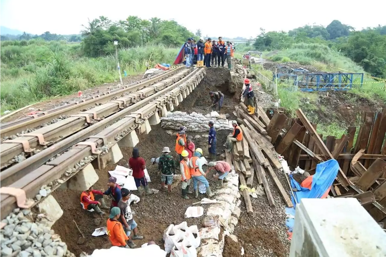 Jalur Rel Cicurug - Maseng Masih Tertutup Longsoran, KAI Batalkan Keberangkatan KA Pangrango