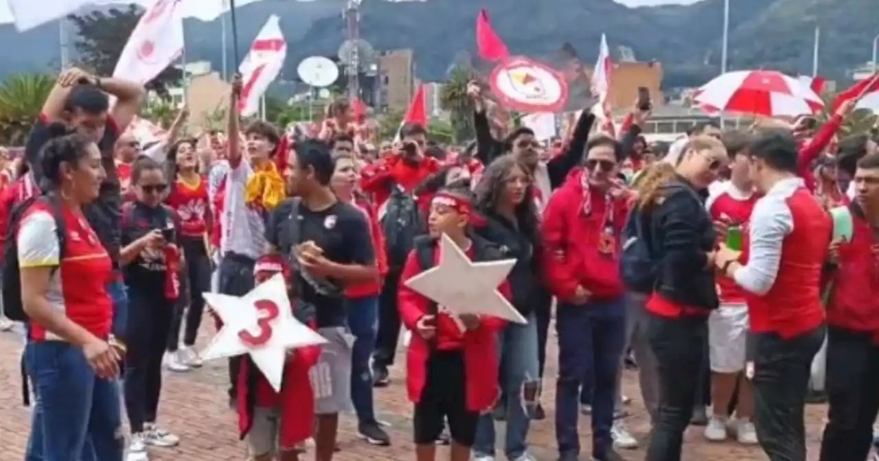 [Video] Cientos de hinchas de Santa Fe reciben al plantel femenino tras el título de Liga Betplay