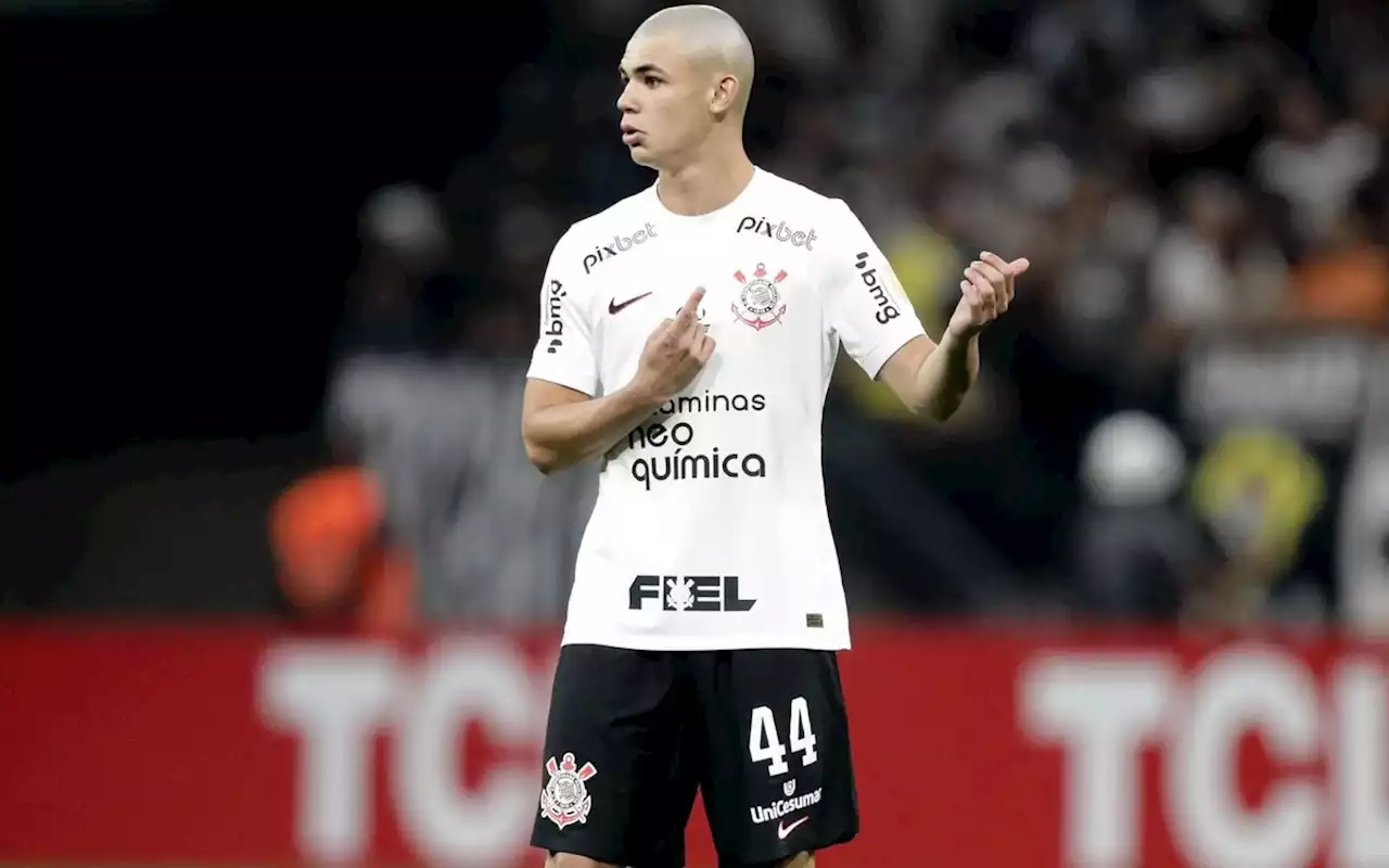 Entre faculdade e futebol, joia da base surge como solução no Corinthians