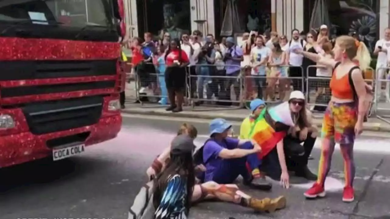 Clima, blitz degli attivisti di Just Stop Oil al Pride di Londra - La Stampa