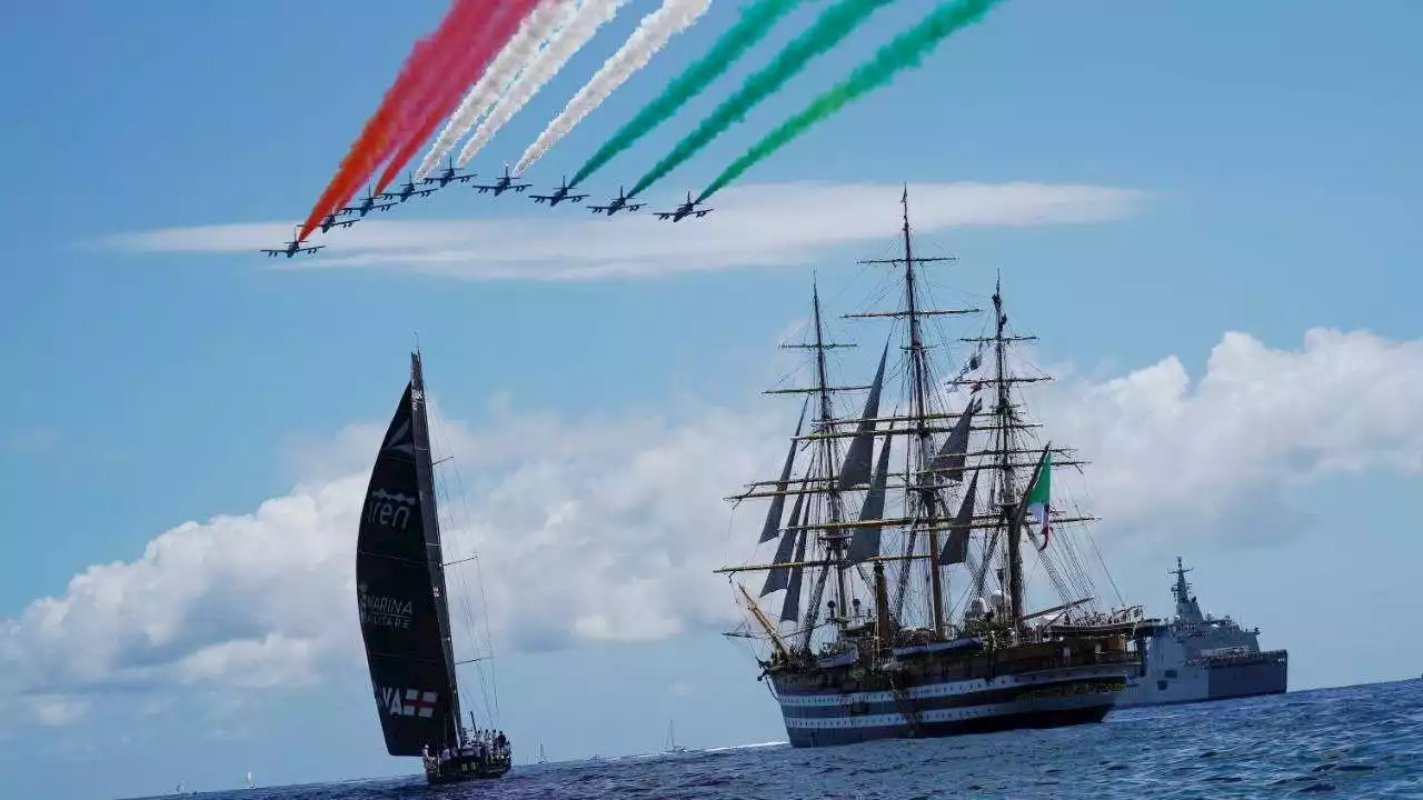 Le Frecce Tricolori salutano l'Amerigo Vespucci in viaggio per il giro del mondo - La Stampa