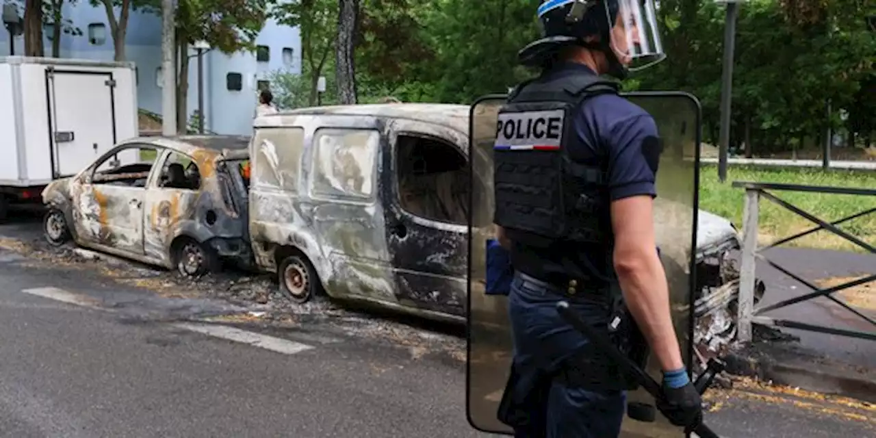 L'exécutif se veut discret mais mobilisé après une 4e nuit d'émeutes