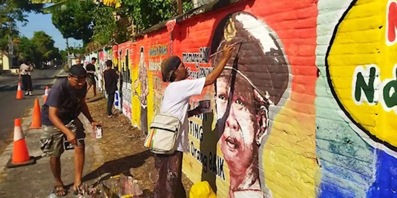 Belasan Seniman di Kediri Bikin Mural Sambut Hari Bhayangkara, Ada Gambar Hoegeng | merdeka.com