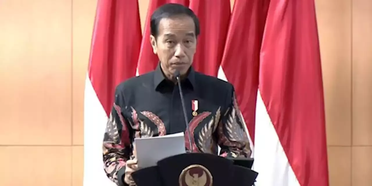 Jokowi Jalan Kaki Cek Kesiapan Pasukan Di Hut Bhayangkara Jauh Tapi