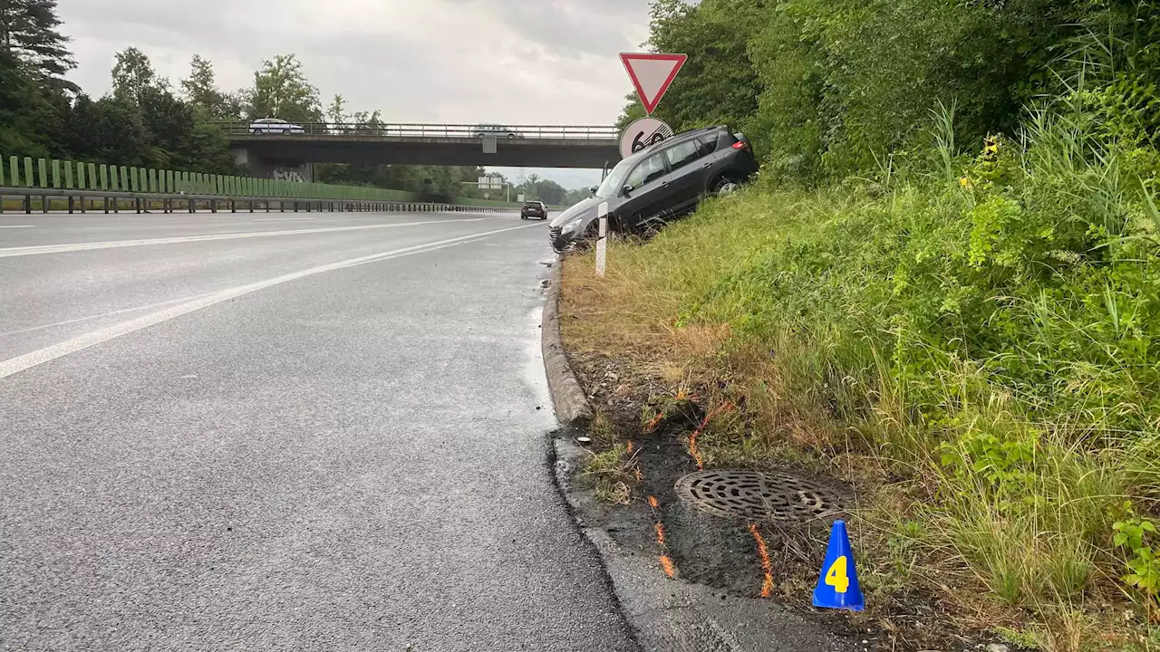 Baar ZG: Autolenkerin (33) auf regennasser Fahrbahn verunfallt