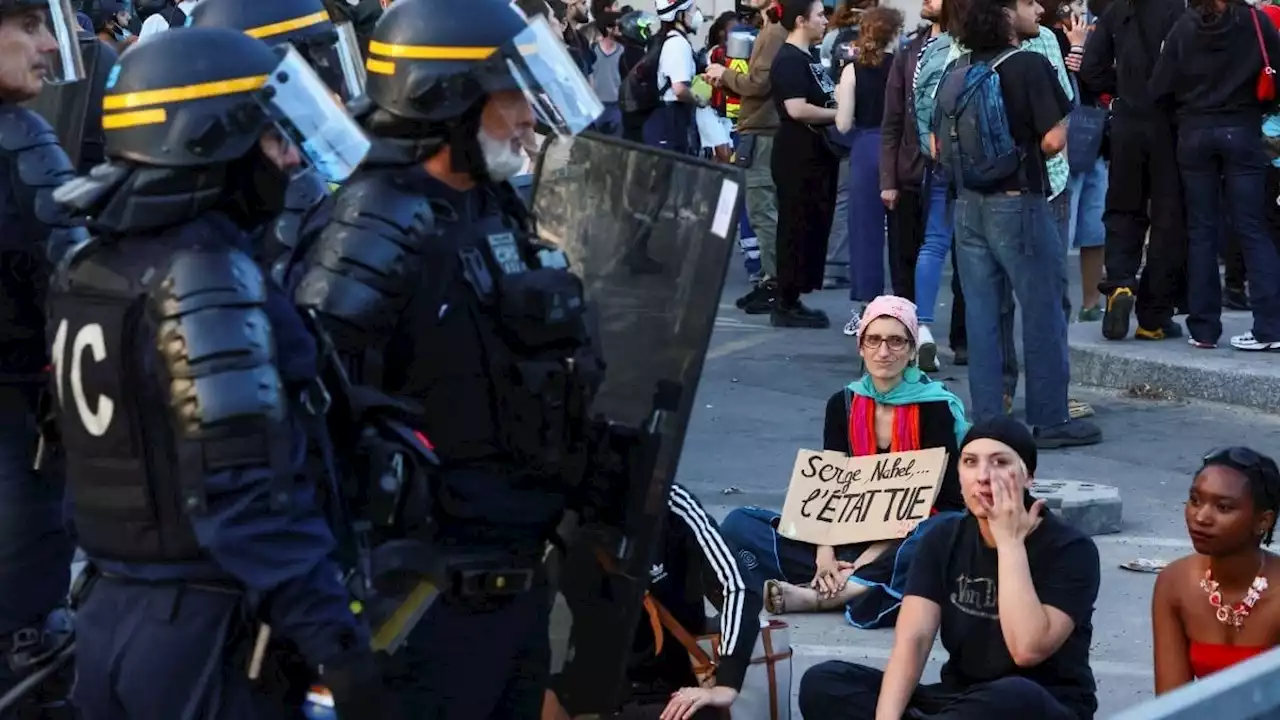 Polícia prende quase 900 manifestantes em meio a protestos violentos na França