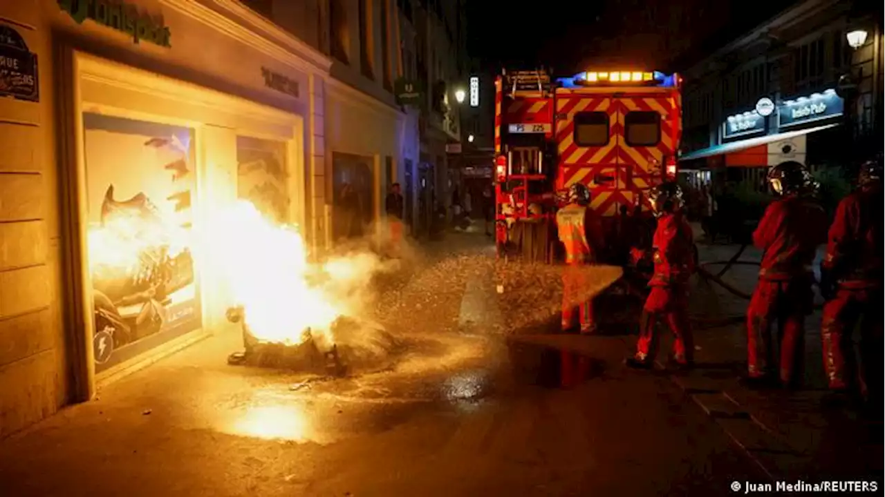 França prende mais 1.300 em quarta noite de protestos