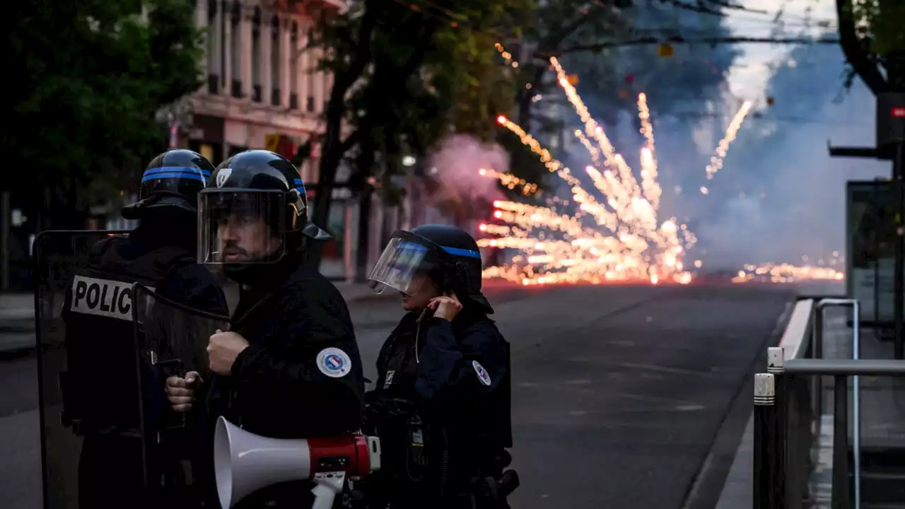 Violences en France: quatrième nuit consécutive de heurts, les Bleus appellent au calme