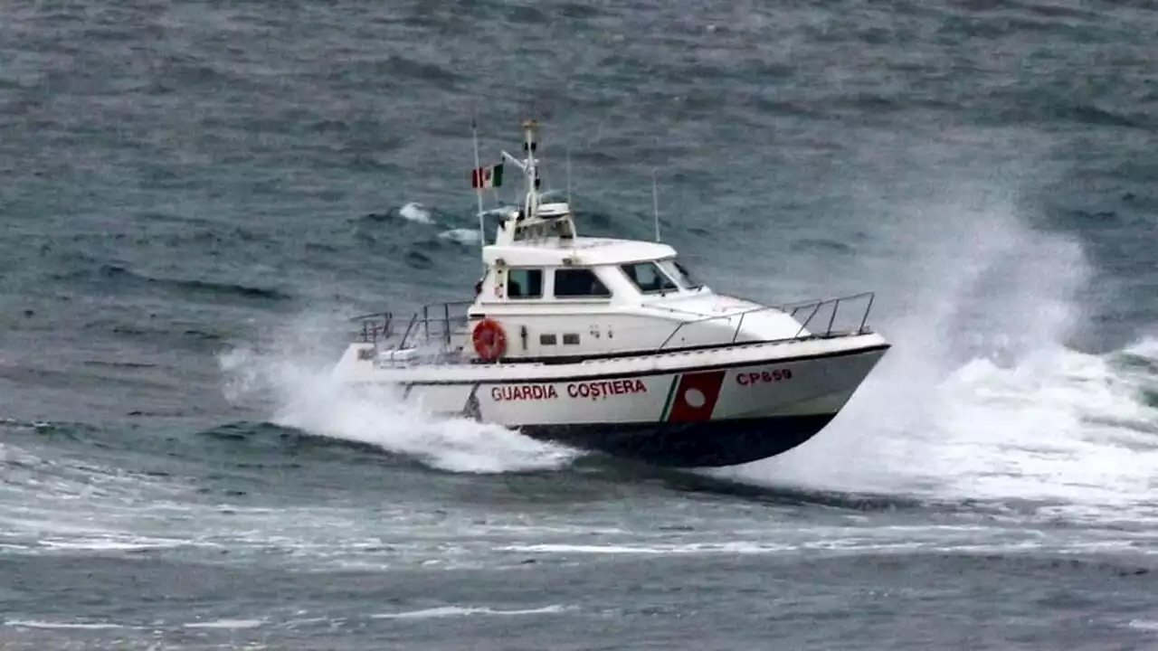 Tragedia in mare: si tuffa e salva una mamma e la figlia, lui annega e muore