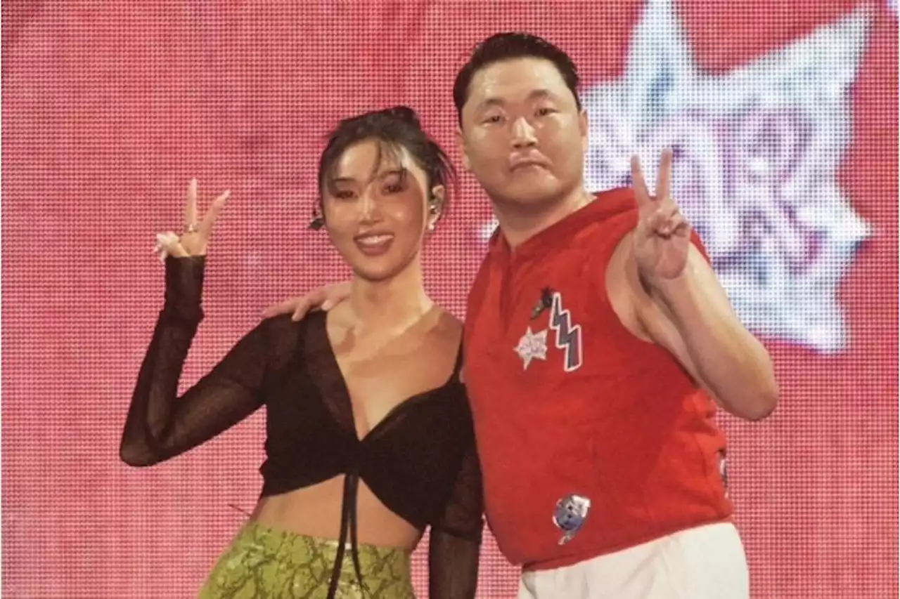 MAMAMOO’s Hwasa Signs With P NATION On Stage During Surprise Appearance At PSY’s Concert