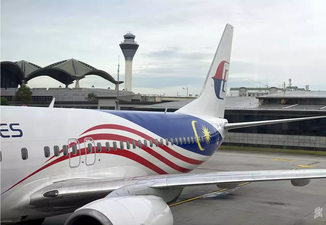 Malaysia Airlines' brand new 737-8 spotted with a new tail-fin logo design - SoyaCincau