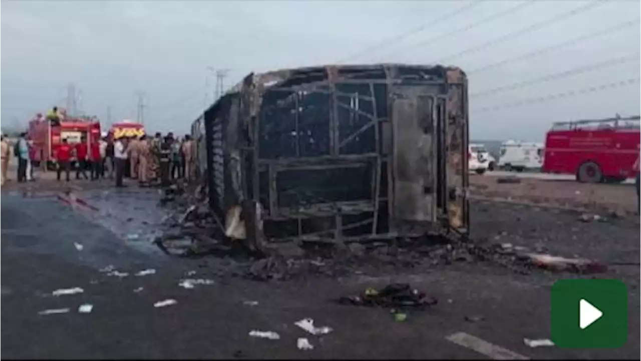 India, autobus va a fuoco: morte venticinque persone