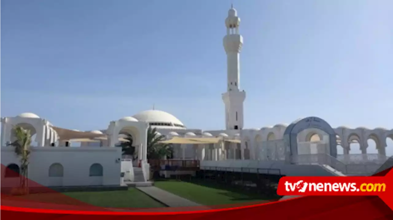 Menengok Masjid Ar-Rahmah, Bangunan Modern dan Tradisional yang Ada di Tepian Laut Merah