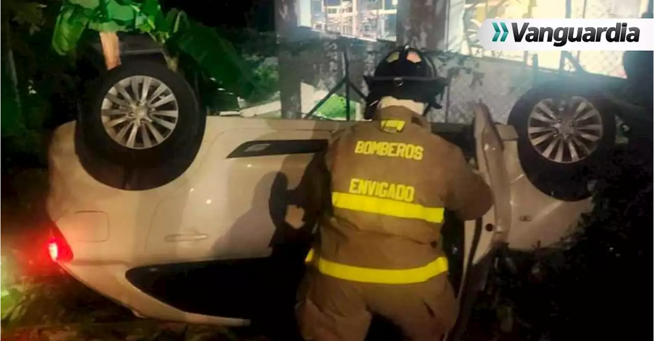 ¡Increíble! Mujer sale volando con su carro desde un parqueadero en Envigado y sobrevive a la caída