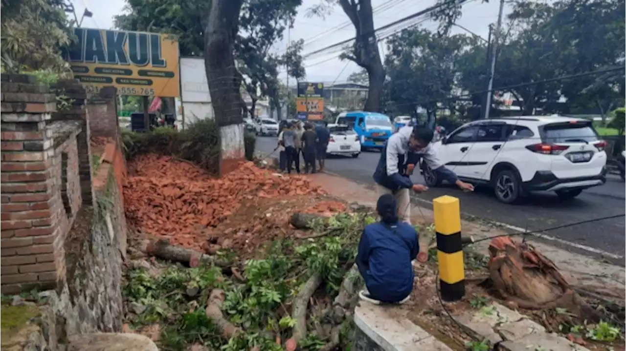 Tak Kuat Menanjak Truk Bermuatan Batu Bata Terguling di Kota Batu