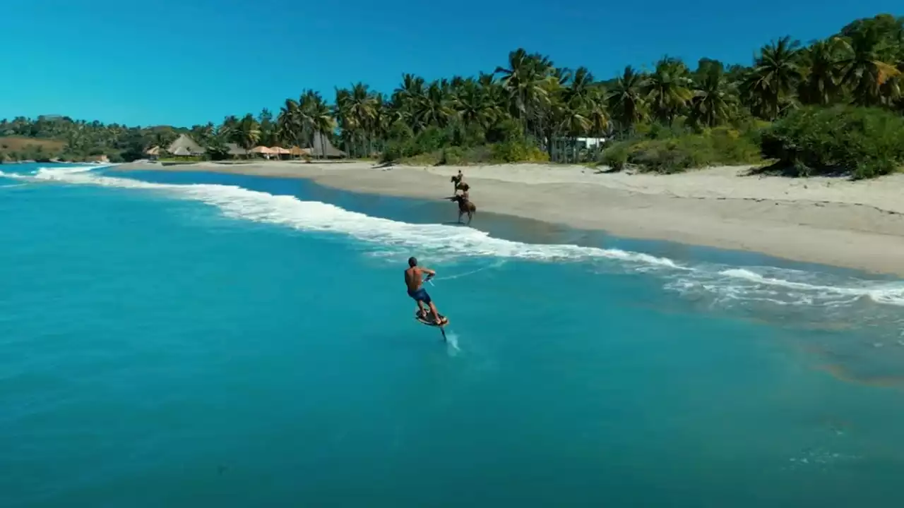 La última locura de Kai Lenny: surfea con su foil mientras es arrastrado por un caballo