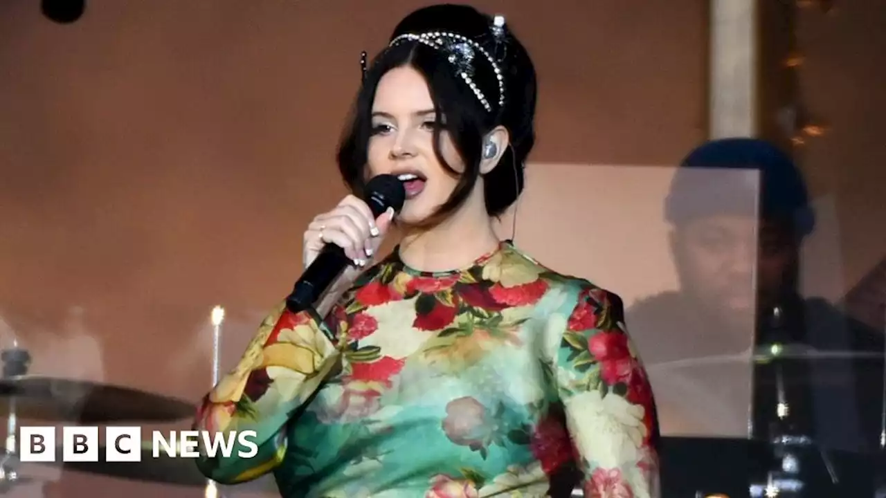 Lana Del Rey says sorry for truncated Glastonbury show