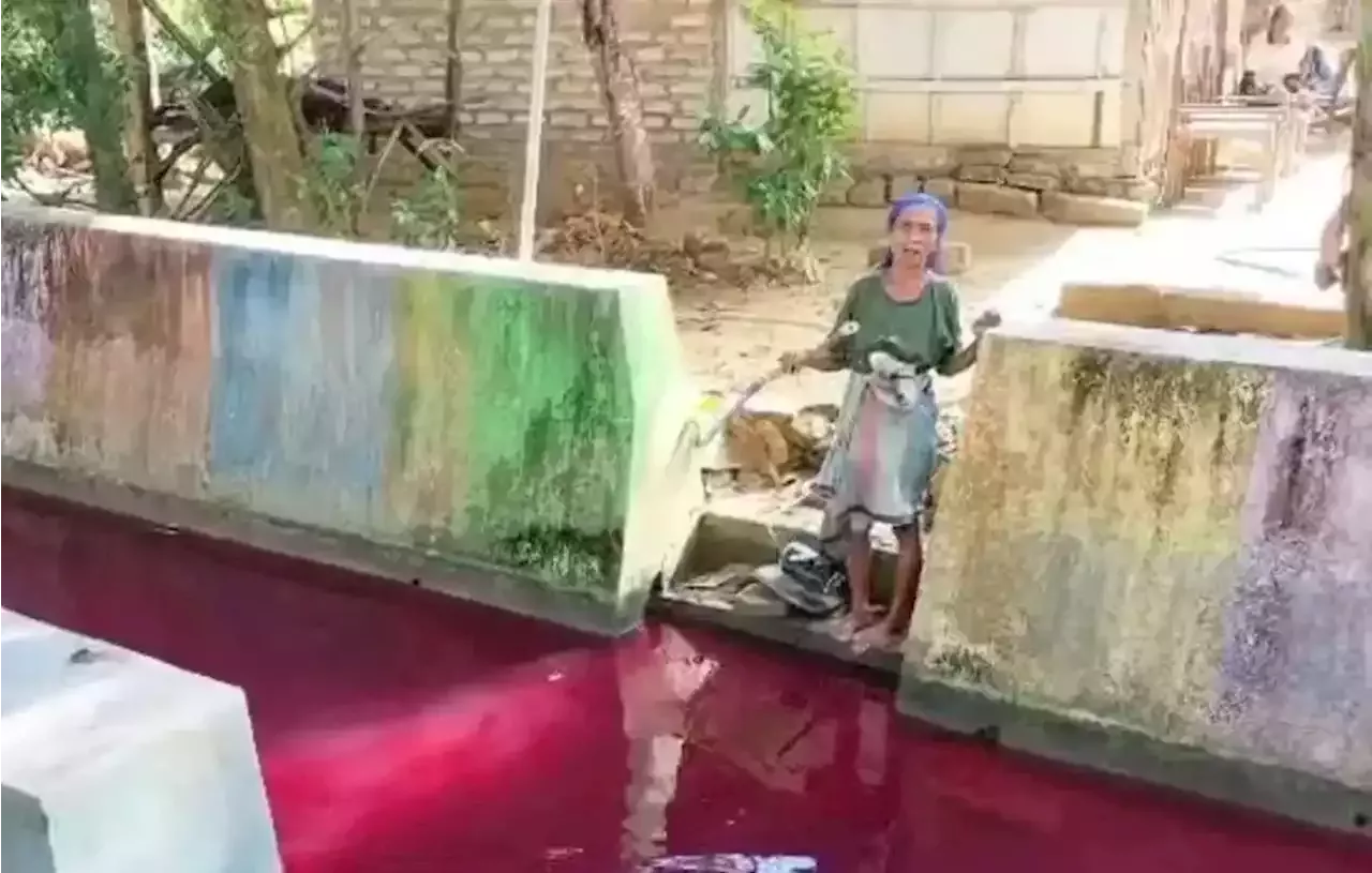 Warna Air Sungai Di Pamekasan Berubah Jadi Merah Darah