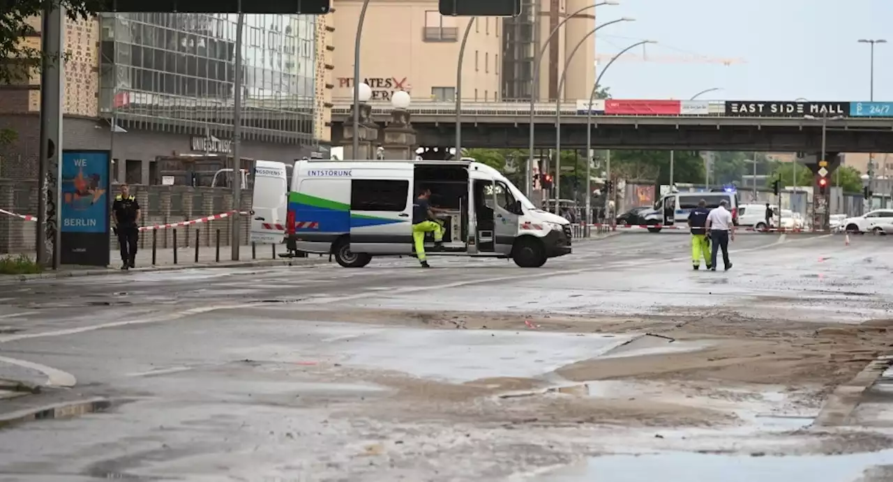 Fahrbahn unterspült! Wasserrohrbruch legt Stralauer Allee lahm