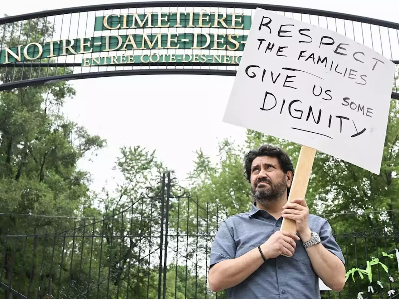 Grievers sneak into Montreal cemetery as labour dispute drags on; 300 bodies still unburied