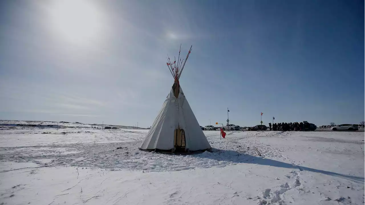 Blockade continues at Winnipeg landfill after deadline passes