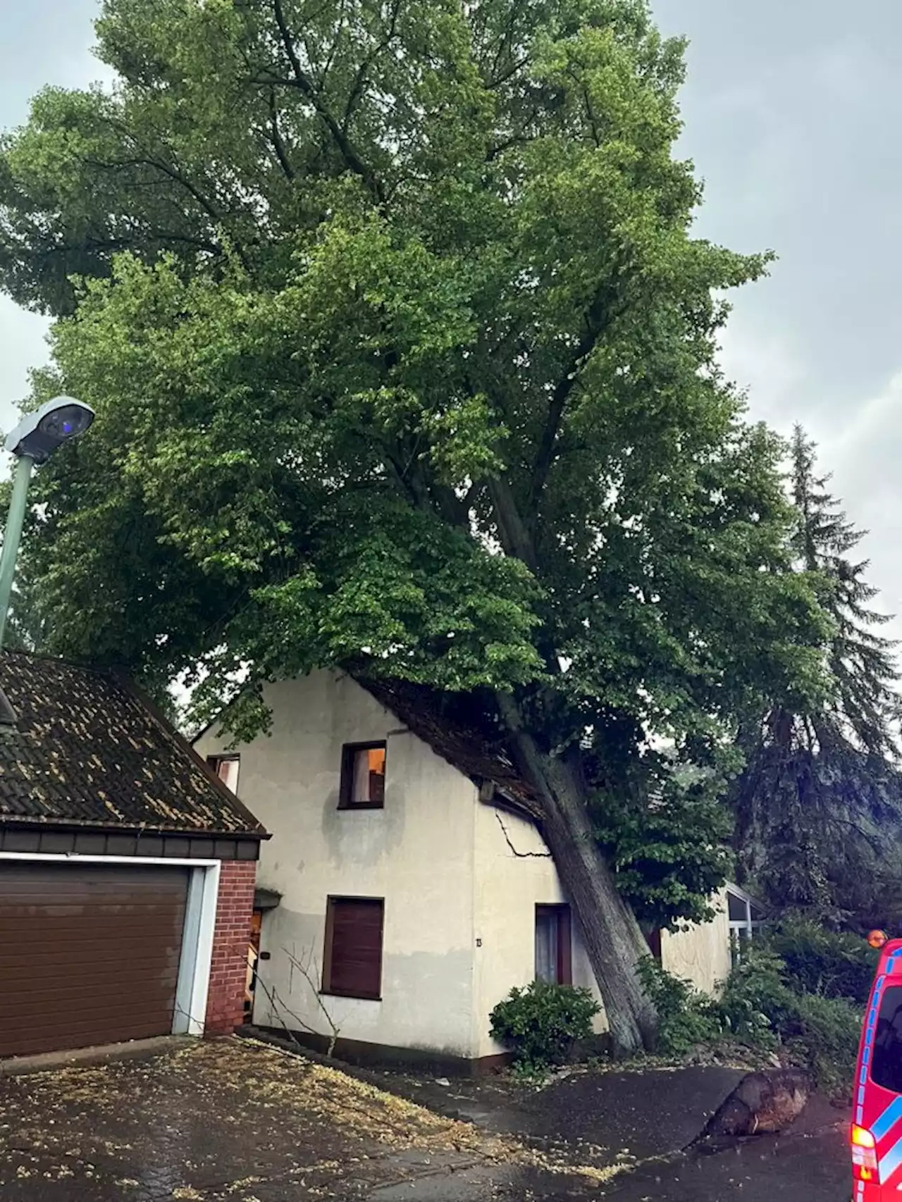 Unwetter über Essen hinterlässt Schäden und sorgt für rund 130 Einsätze - Ein Gebäude unbewohnbar, keine Verletzten