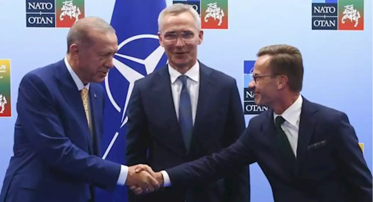 Stoltenberg: «Accordo con Erdogan, Svezia presto nella Nato». La Turchia verso la Ue