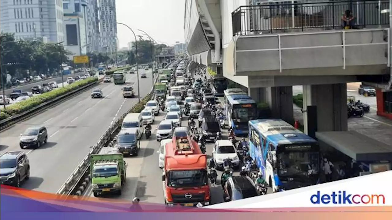 Lalin Pasar Minggu Arah Gatot Subroto Macet Pagi Ini