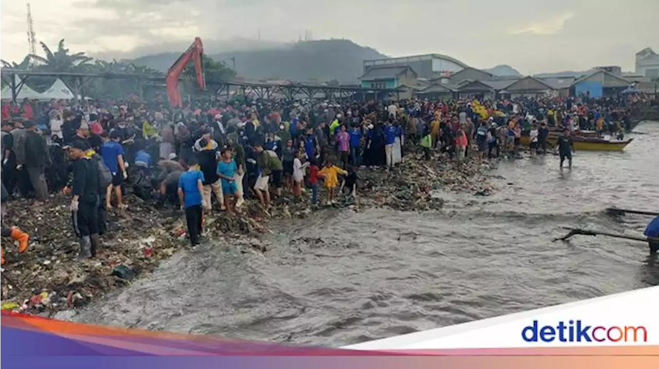 Senangnya Warga Lampung Ikut Bersih-bersih Pantai Bareng Pandawara