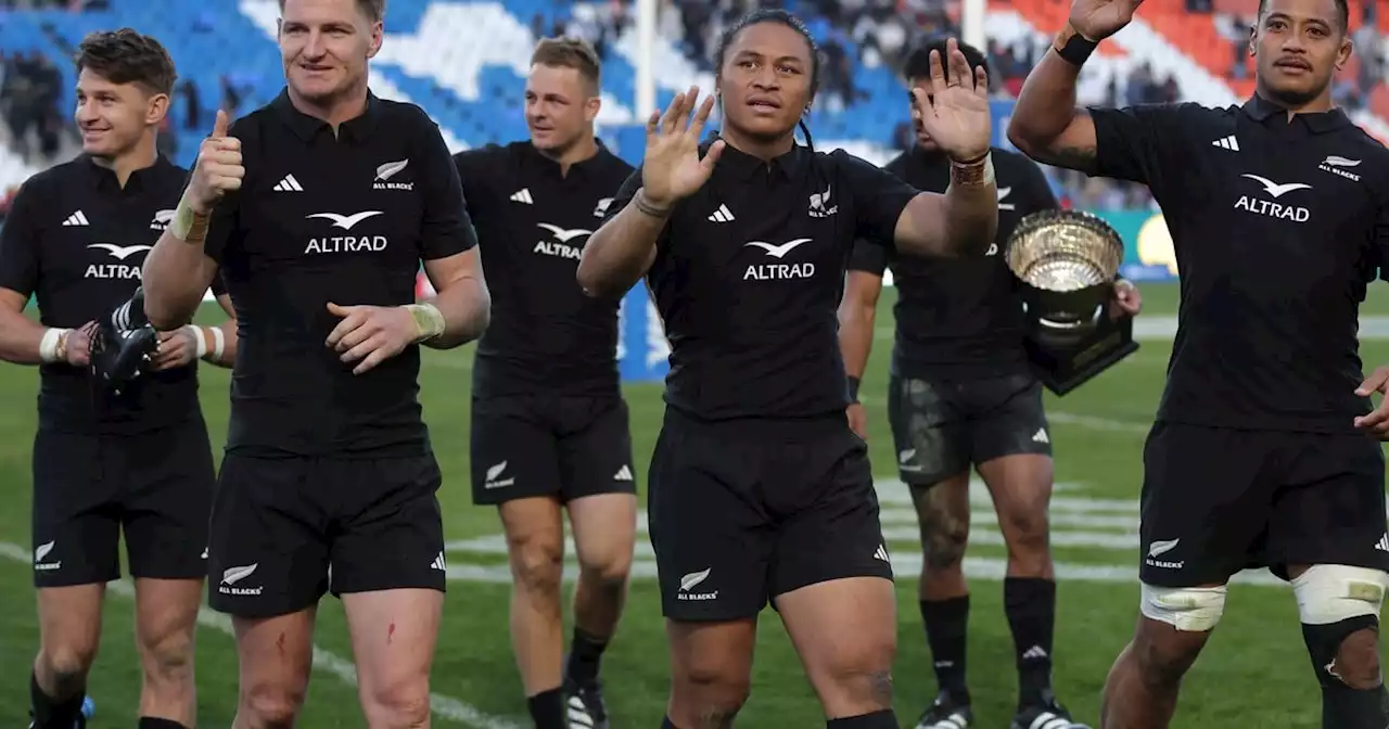 Video: un jugador de los All Blacks le pegó una patada a un nene que ingresó a la cancha