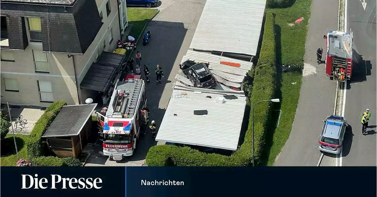 Kärntnerin landet mit Auto auf Carport