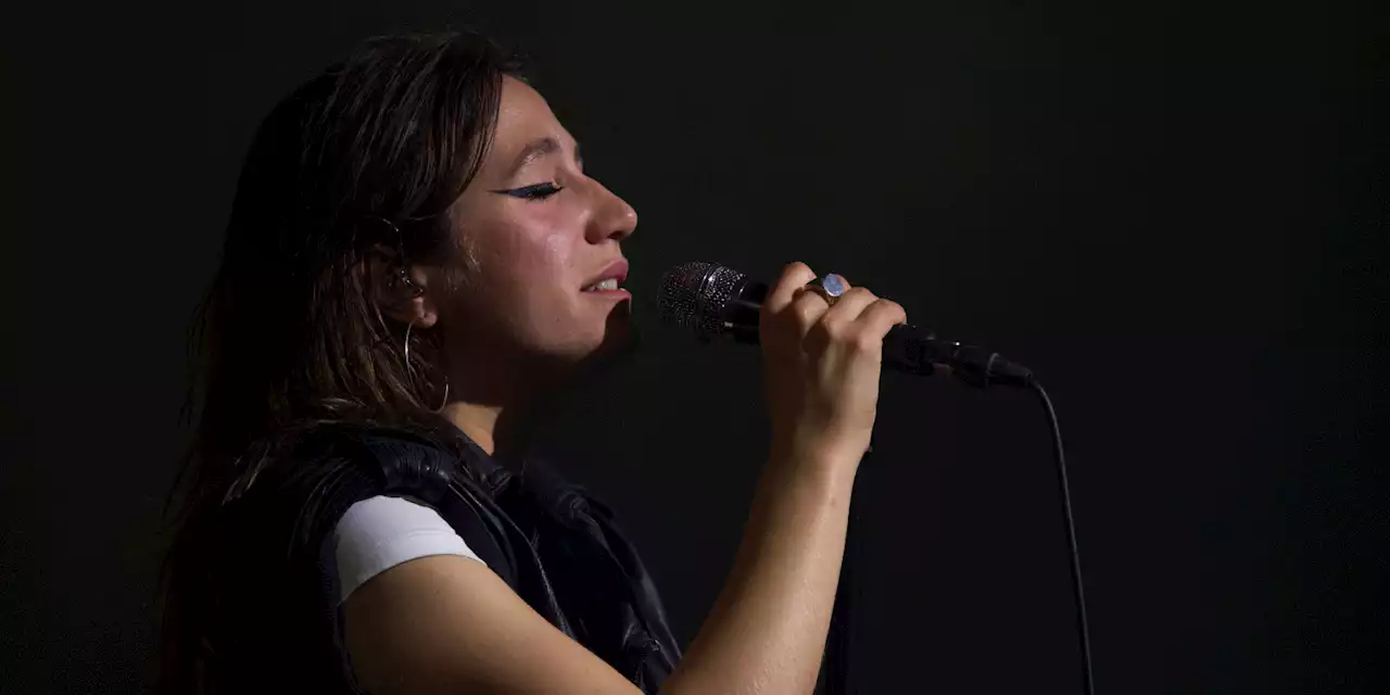 Izïa Higelin dérape en plein concert et appelle au lynchage d'Emmanuel Macron : que risque la chanteuse après la polémique ?