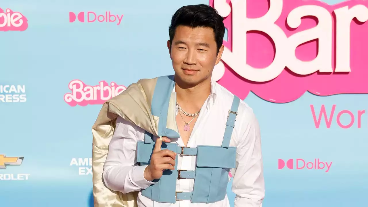 Barbie : Simu Liu fait revivre la tendance du harnais à l'avant-première du film