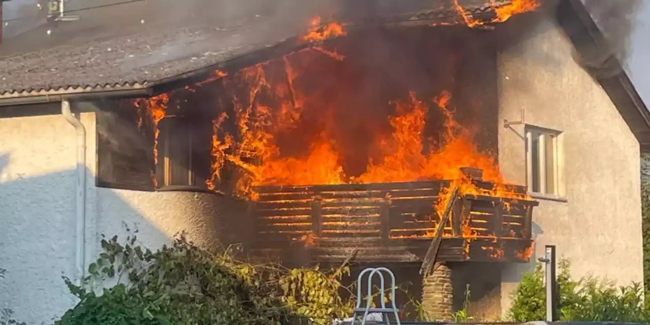 Großeinsatz! Gasgrill geht auf Terrasse in Flammen auf