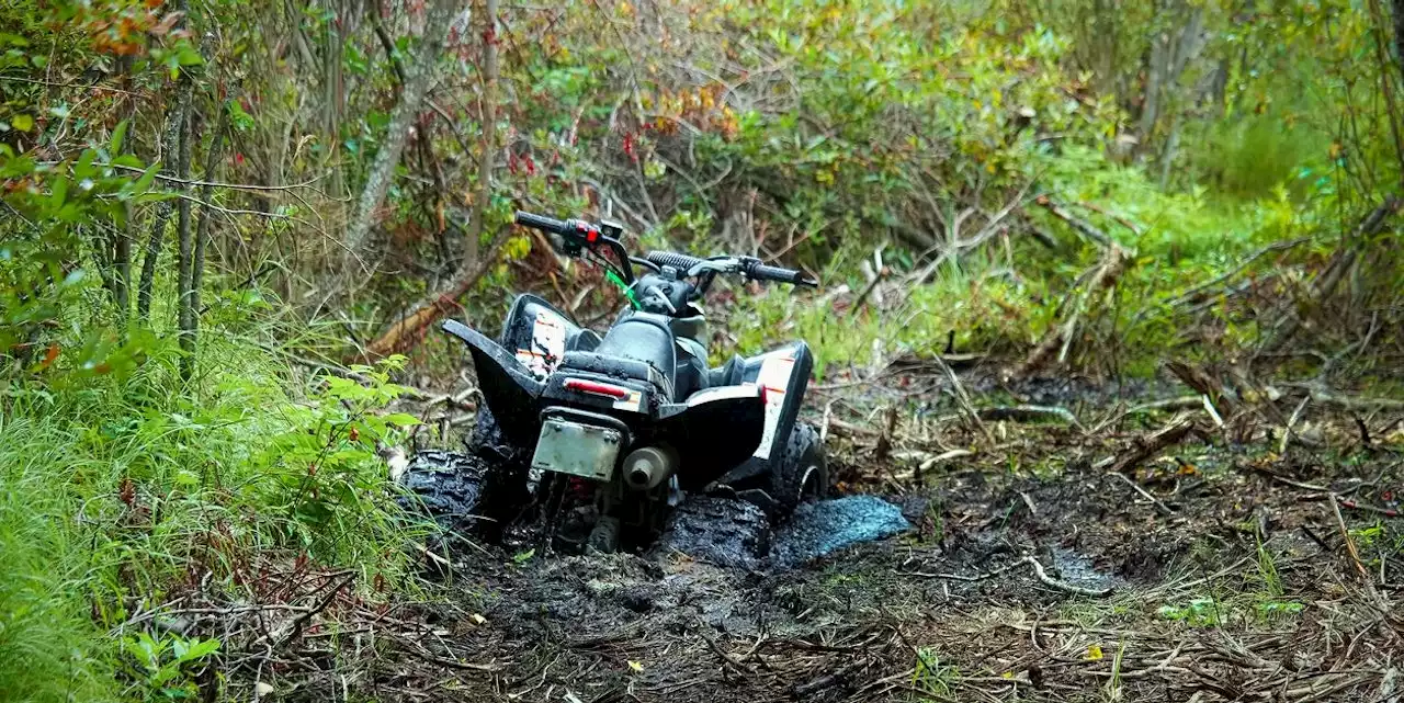 Pärchen rammt mit Quad riesigen Stein und hebt ab