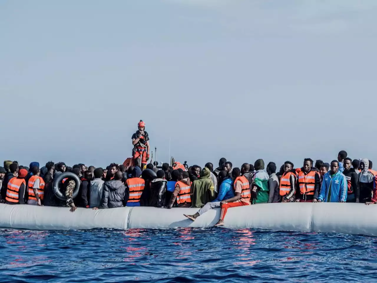 L'ultimo trucco degli scafisti: finti pescherecci e barchini in alluminio senza motore