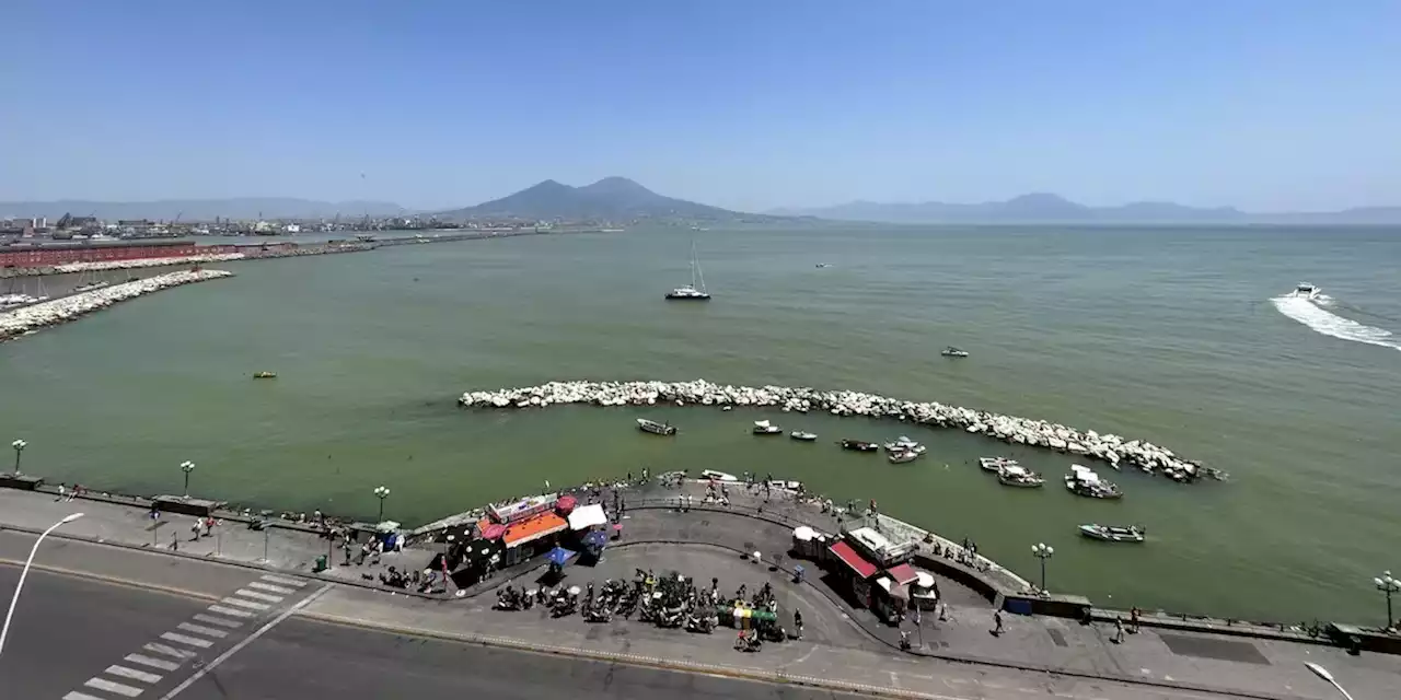 La grande chiazza verde nel mare di Napoli - Il Post