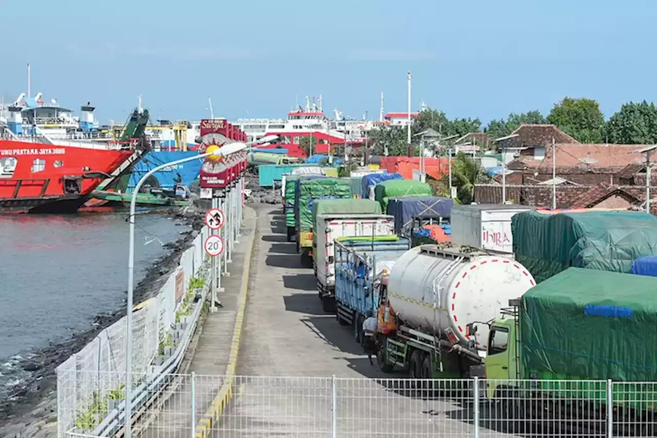 Antrean Kendaraan Menyusut, Truk Tetap Mendominasi di Pelabuhan Ketapang - Jawa Pos