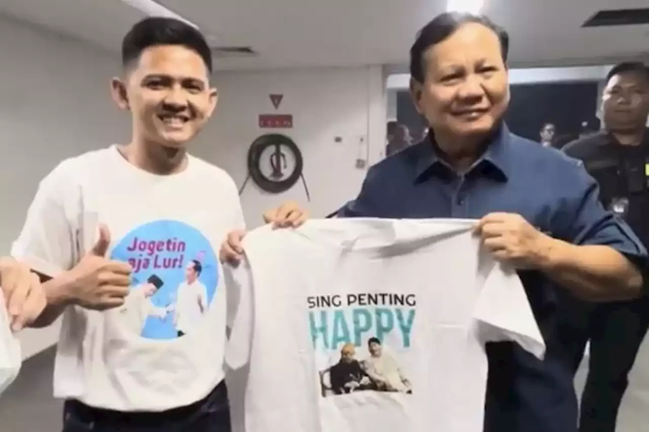 Pulang dari Konser Ari Lasso, Prabowo Dihadiahi Kaos oleh Fansnya - Jawa Pos