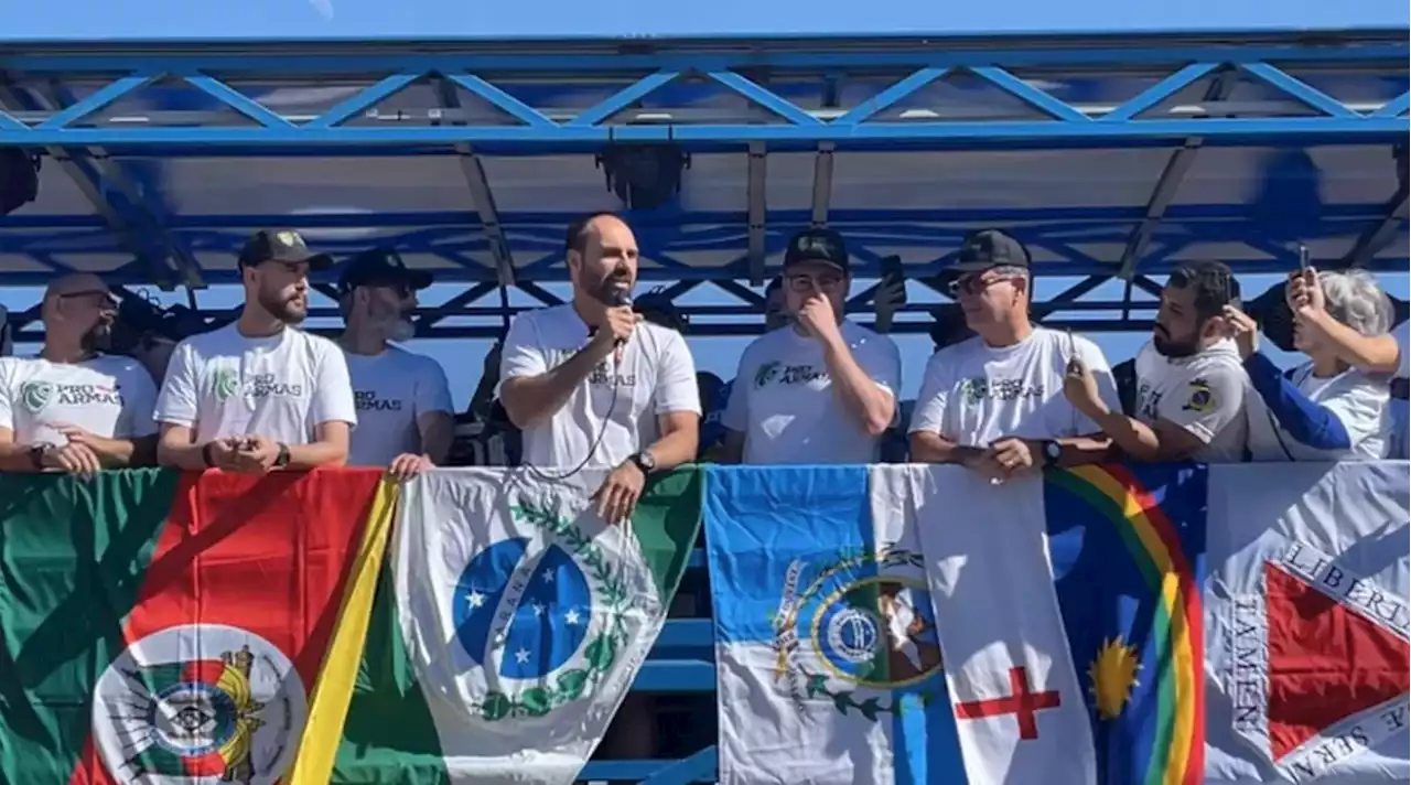 Deputado filho de Bolsonaro vai a ato pró-armas e compara 'professor doutrinador' a traficantes