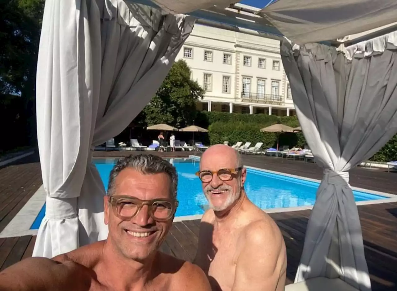 Marcos Caruso curte verão europeu com o marido em Portugal