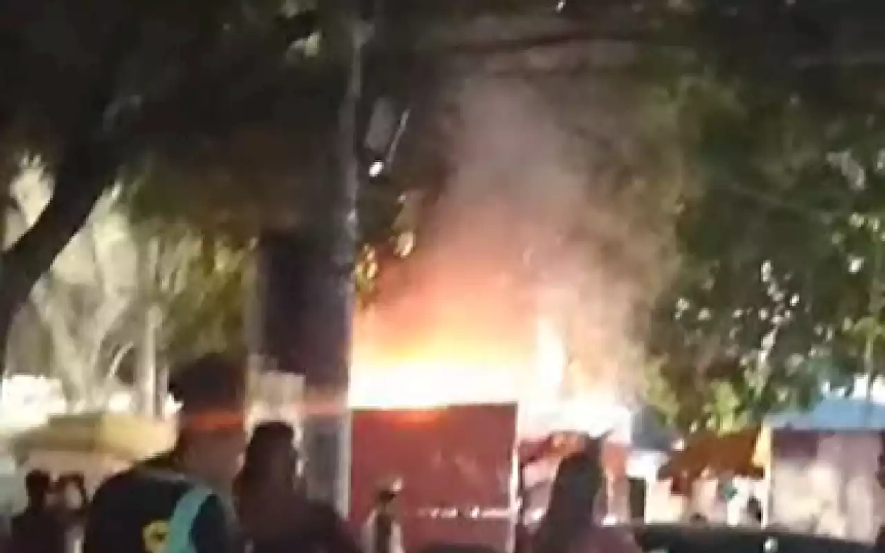 Vídeo: Incêndio atinge dois trailers de comida em praça no Rio Comprido | Rio de Janeiro | O Dia