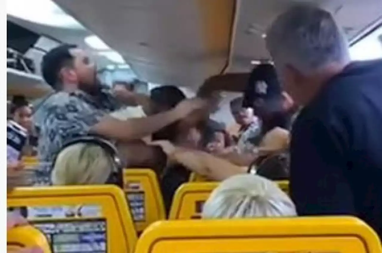 Passageiros brigam por causa de lugar na janela em voo da Ryanair; vídeo