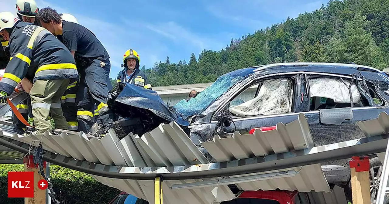 Unfall in Kärnten: Auto flog von Straße und landete auf einem Carport